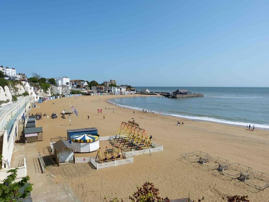 Апартаменты Amazing Sea Views And Much More…. Бродстейрс Экстерьер фото